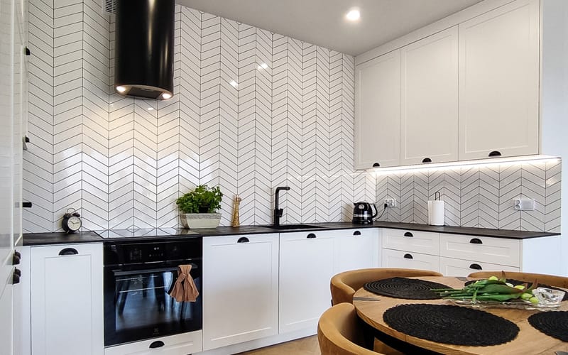 Klasyczna biała kuchnia z czarnymi akcentami