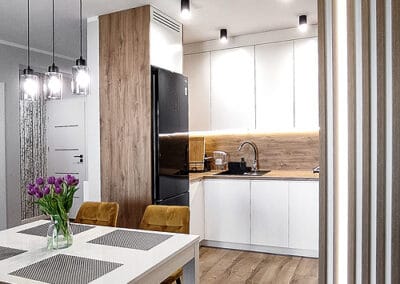 Biała kuchnia z drewnem