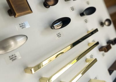 Złote uchwyty do mebli