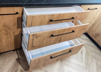 Czarny uchwyt relingowy