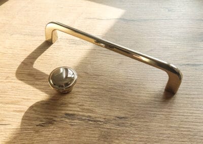 Złoty uchwyt i gałka