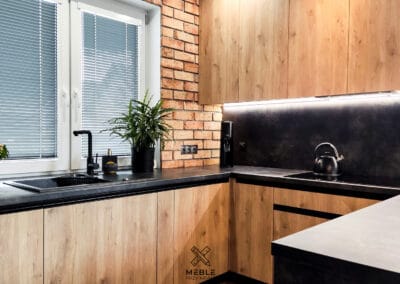 Kuchnia loft - zlewozmywak przy oknie