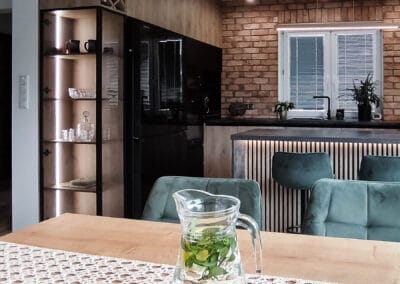 Kuchnia z dużą witryną