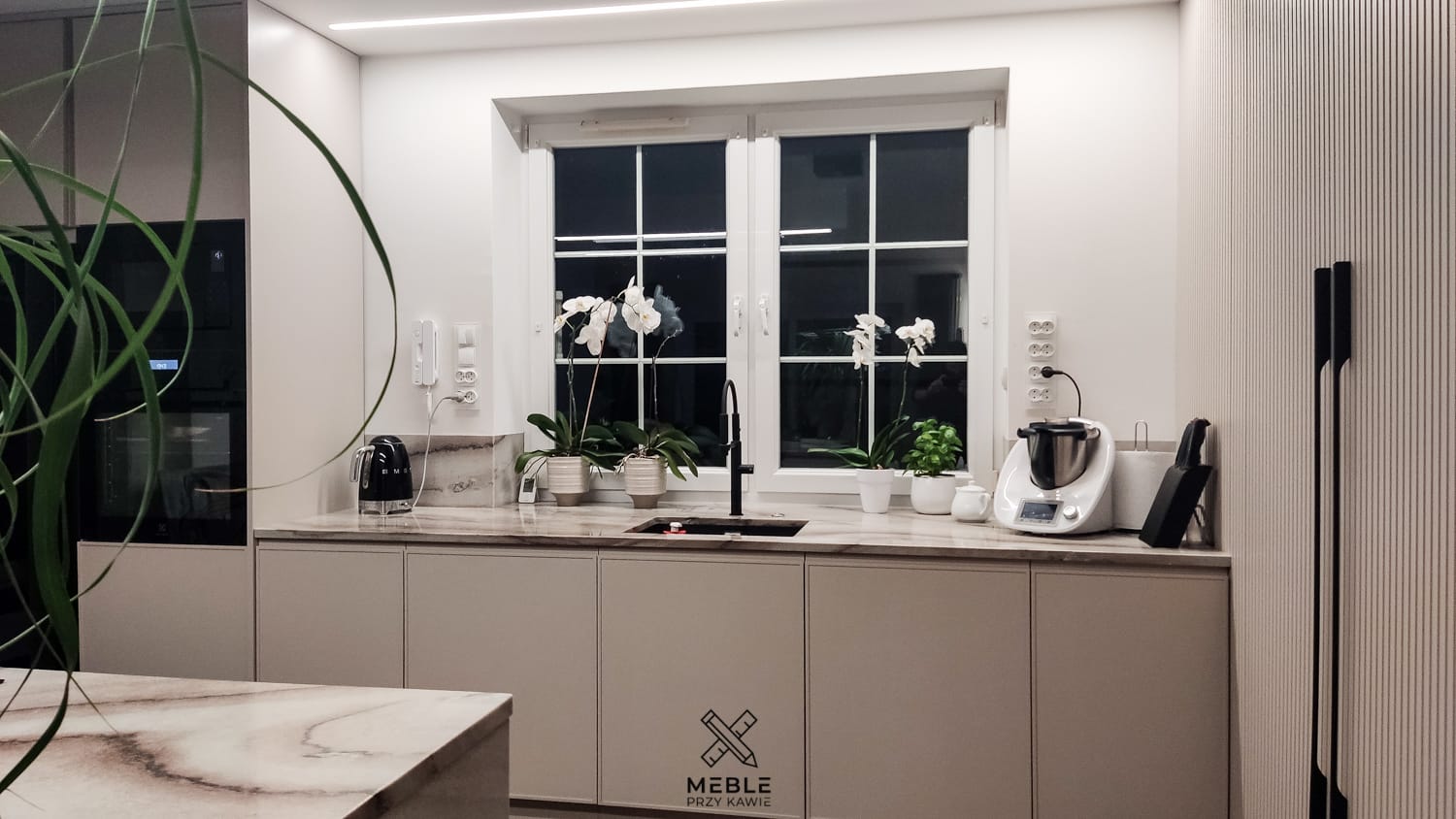 Blat kuchenny we wnęce okiennej